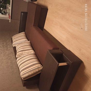 Собран угловой диван с подлокотником и полкой. Установлены подушки, закреплены все элементы, проверена устойчивость конструкции. Завершена работа по монтажу и проверке качества.