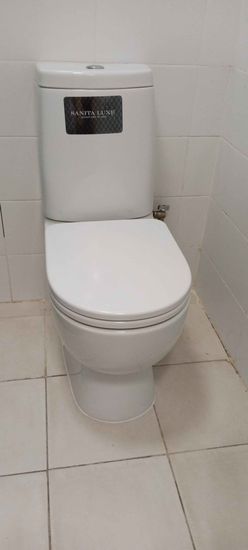 Установлено сантехническое оборудование, подключено к водопроводу и канализации, проверена герметичность соединений, зафиксировано на полу.