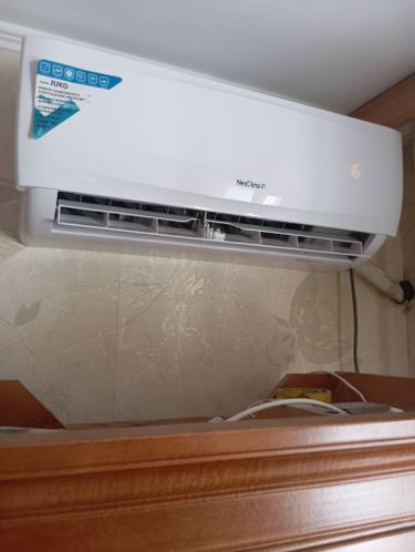 Выполнена очистка фильтров, удаление пыли с внутренних компонентов, дезинфекция системы, проверка дренажа, восстановление эффективности охлаждения.