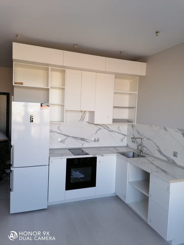 Выполнена установка новых фасадов на кухонные шкафы, обеспечивающая современный и стильный внешний вид. Все элементы точно подогнаны и аккуратно закреплены, создавая гармоничное пространство.