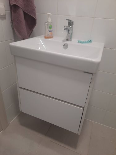 Установлена подвесная конструкция с раковиной, подключен смеситель, закреплены фасады, выровнены ящики. Завершено подключение к водопроводу, проверена герметичность.