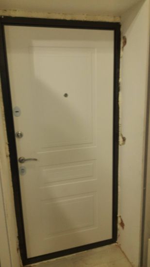 Установлена новая металлическая дверь, закреплена в проеме, отрегулированы петли, вставлен замок, проверена функциональность, зазоры заполнены монтажной пеной, завершена отделка откосов.