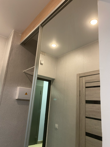 Установлена деревянная полка в прихожей, закреплена над дверью. Работа выполнена аккуратно, конструкция надежно зафиксирована, гармонично вписывается в интерьер.