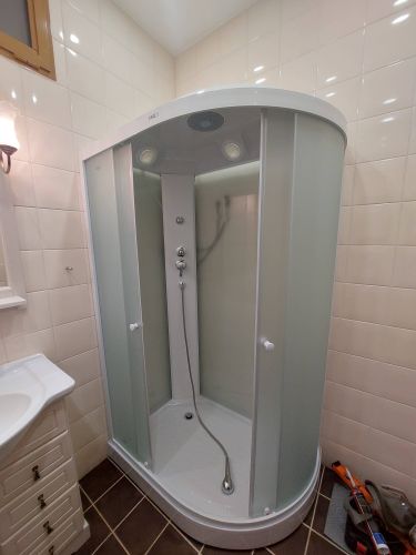 Удалена старая ванна, освобождено пространство, установлена новая душевая кабина. Обновлены коммуникации, произведена герметизация, проверена работа сантехники.