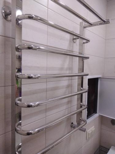 Удаление старого устройства, отсоединение труб, снятие креплений, освобождение пространства на стене. Завершение работ, подготовка к установке нового оборудования.