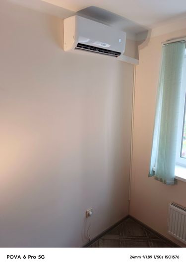 Устройство размещено на стене, подключено к электросети, закреплено надежно. Проведены коммуникации, обеспечено функционирование, проверена работа, выполнена настройка, протестировано охлаждение.