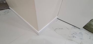 Монтаж полиуретанового/дюрополимерного/полистиролового плинтуса