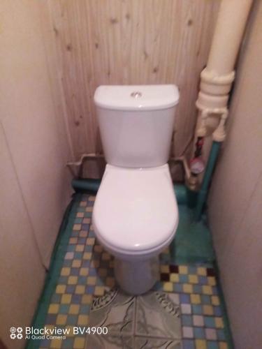 Установлено новое сантехническое оборудование, подключены коммуникации, проверена герметичность соединений, выполнена регулировка системы слива, проведена уборка рабочего места.