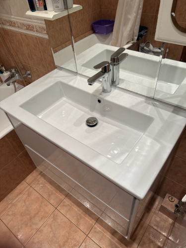 Выполнена замена кранбуксы в смесителе. Установлен новый механизм, обеспечивающий плавное открытие и закрытие воды. Проверена герметичность соединений, устранены протечки, обновлен внешний вид.