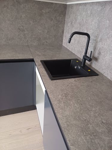 Установлено устройство для измельчения отходов под раковиной, подключено к водопроводу и электричеству, проверена работоспособность, обеспечена герметичность соединений.