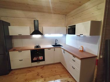 Проведена работа по переносу электрической точки на новое место в кухонной зоне. Обеспечен доступ к электропитанию для бытовой техники, улучшена функциональность пространства.