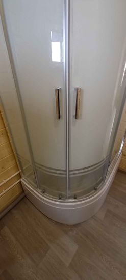 Установлена современная конструкция с функцией массажа, подключены коммуникации, герметично закреплены панели, проверена работа всех систем, обеспечена надежная эксплуатация.