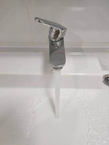 Подключено водоснабжение, установлены шланги, проверена герметичность соединений, подключен слив, проведено тестирование работы, настроен уровень, подключено питание.