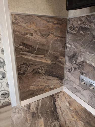 Изображение демонстрирует обновление направляющих, замену роликов, регулировку механизма, устранение заеданий, восстановление плавности хода, обновление фурнитуры, улучшение внешнего вида.