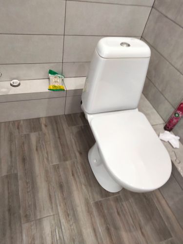 Установлен напольный унитаз, подключен к водопроводу и канализации, проверена герметичность соединений, выполнена отделка плиткой, произведена уборка рабочей зоны.