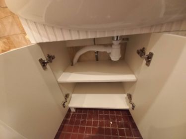 Установлено новое оборудование, подключены трубы, проверена герметичность соединений, обеспечена надежная фиксация, выполнена регулировка, проверена функциональность, завершена сборка.