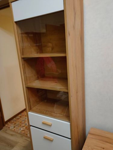 Изготовлено изделие с ящиками, установлены направляющие, закреплены фасады, прикручены ручки, собран каркас, проверена устойчивость, отрегулированы механизмы, выполнена финальная проверка.