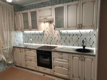 Установлены шкафы, закреплены фасады, смонтирована столешница, подключена варочная панель, врезана мойка, проведено освещение, установлены ручки, завершена отделка фартука.