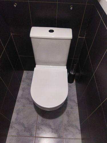 Установлен новый сантехнический прибор, подключены коммуникации, проверена герметичность соединений, закреплено на полу, проверена работоспособность сливного механизма, завершена чистовая отделка.