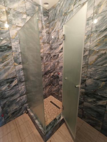 Установлены стеклянные перегородки в душевой зоне, обеспечивающие современный вид и функциональность. Закреплены крепления, проверена герметичность соединений.