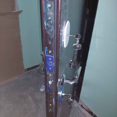 Заменены замки, отрегулированы петли, обновлена фурнитура, устранены скрипы, восстановлена герметичность, улучшена звукоизоляция, проверена работа ключей, усилена защита конструкции.