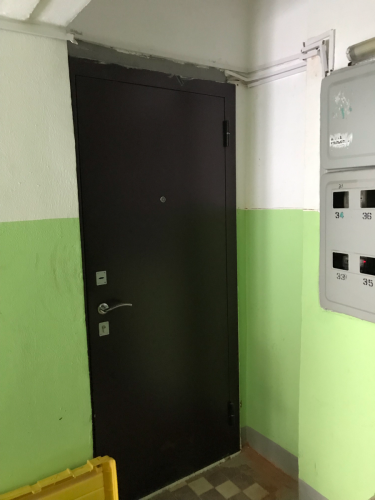 Проем уменьшен, установлена новая дверь, зазоры заделаны, поверхность выровнена, окрашена. Проведена финишная отделка, обеспечена надежная изоляция, улучшена эстетика пространства.