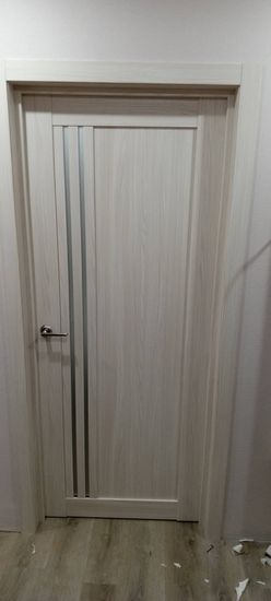 Установлена новая створка, закреплена коробка, навешаны петли, врезан замок, отрегулирована фурнитура, проверено закрытие. Завершена отделка проема, убран строительный мусор.