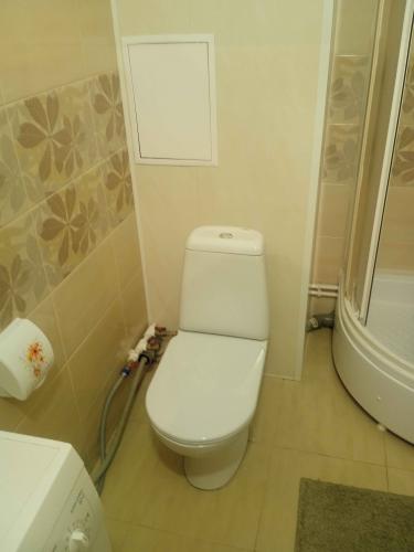 Установлено сантехническое оборудование, подключены коммуникации, герметично закреплено, проверена функциональность, обеспечена устойчивость, выполнена чистовая отделка, соблюдены стандарты.