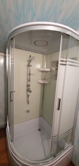 Проведена установка современной душевой конструкции с гидромассажем. Подключены водопроводные коммуникации, обеспечена герметичность, закреплены панели и дверцы, проверена функциональность системы.