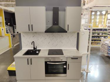 Установлены шкафы, смонтирована столешница, врезана мойка, подключена варочная панель и вытяжка. Закреплены ручки, навешены дверцы, выполнена отделка фартука.