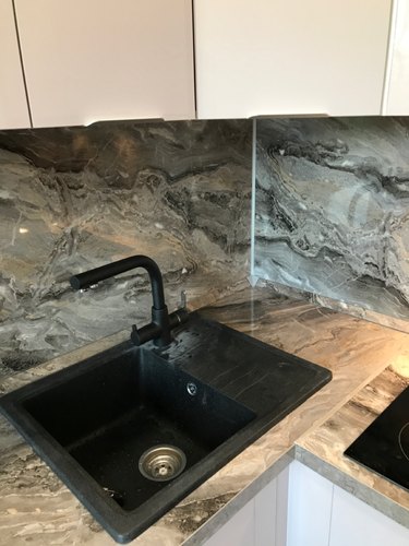 Изготовлены и установлены новые панели для кухни, точно подогнанные по размерам, с аккуратными краями и гладкой поверхностью, обеспечивающие современный и стильный вид помещения.