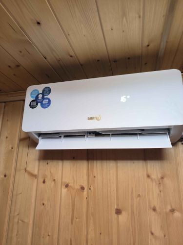 Выполнен монтаж внутреннего блока на деревянной стене, подключены коммуникации, проверена работоспособность системы, настроены параметры охлаждения, обеспечена герметизация соединений.