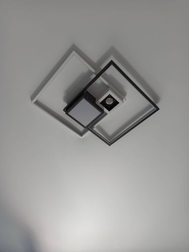 Закреплено осветительное устройство на натяжной поверхности. Подключены провода, обеспечена надежная фиксация, проверена работоспособность. Установлено без повреждений.