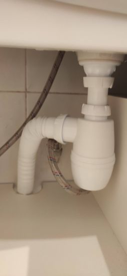 Смеситель демонтирован, установлен новый. Подключены гибкие шланги, проверена герметичность соединений. Устранены протечки, обеспечена надежная фиксация. Работы завершены.