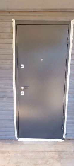 Установлена металлическая дверь, обеспечивающая защиту от огня. Проведены работы по монтажу, герметизации и проверке функциональности замков и петель. Завершено оформление проема.