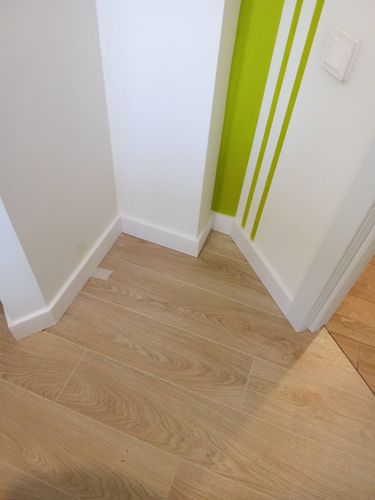 Монтаж полиуретанового/дюрополимерного/полистиролового плинтуса