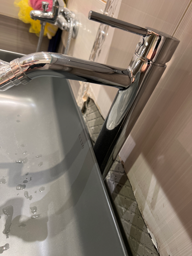 Установлен новый кран на раковину, подключены водопроводные трубы, проверена герметичность соединений, обеспечена стабильная подача воды, выполнена чистовая отделка вокруг смесителя.