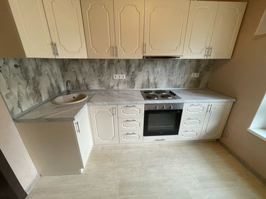 Под раковиной установлен и подключен прибор для измельчения отходов. Проведено подключение к электросети и системе водоотведения. Проверена работоспособность устройства.