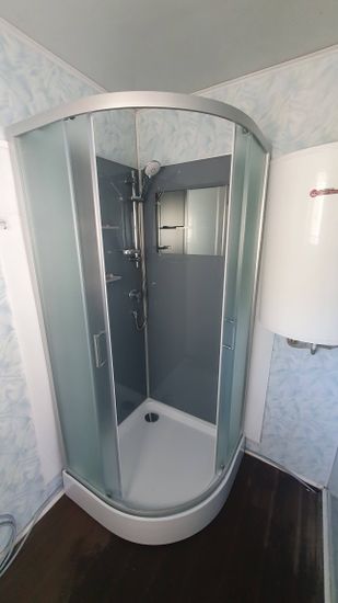 Смонтирована кабина: установлены стенки, поддон, двери, подключены коммуникации, закреплены панели, проверена герметичность, настроен смеситель, произведена проверка работы.