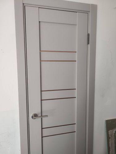 Установлена новая створка, закреплены петли, врезана ручка, отрегулированы зазоры, проверена плавность открывания и закрывания, произведена окончательная отделка проема.