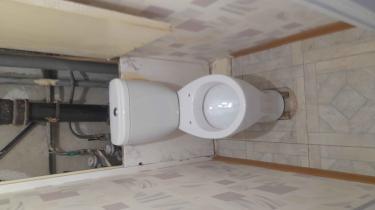 Установлен новый напольный унитаз, подключены коммуникации, проверена герметичность соединений, проведена регулировка бачка, выполнена отделка пола вокруг сантехники.