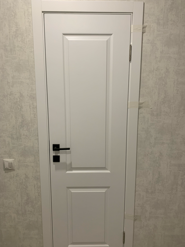 Установлены дополнительные панели вокруг двери, обеспечивая завершённый вид и улучшая изоляцию. Все элементы аккуратно подогнаны и закреплены, создавая гармоничный и эстетичный результат.