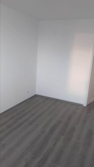 Стены покрыты свежим слоем краски, создавая ровную и гладкую поверхность. Цвет равномерно распределён, подчёркивая аккуратность и тщательность выполненной работы.