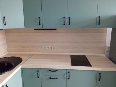 Изготовлена и установлена кухонная поверхность с вырезами для раковины и варочной панели, подогнанными под размеры. Эстетично оформлены края, обеспечена точная подгонка элементов.