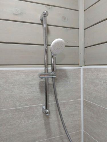 Установлена угловая ванна, подключены коммуникации, закреплён смеситель, герметизированы стыки, проведена облицовка плиткой, проверена герметичность, установлена душевая лейка.