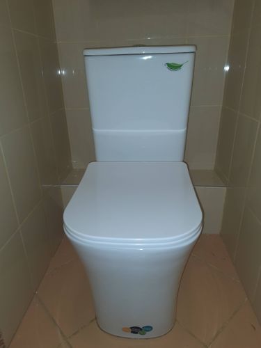 Установлен новый сливной резервуар, подключены все коммуникации, проверена герметичность соединений, выполнена регулировка механизма спуска воды, обеспечена надежная фиксация.