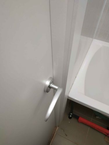 Установлены дополнительные элементы на внутреннюю дверь, обеспечивающие завершённый вид и улучшенную функциональность. Все детали подогнаны точно, создавая гармоничный и аккуратный внешний вид.