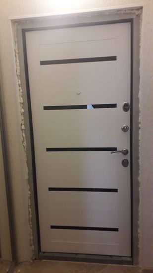 Установлена новая металлическая дверь, произведена регулировка петель, заменены замки, добавлена шумоизоляция, устранены зазоры монтажной пеной, обновлена отделка.