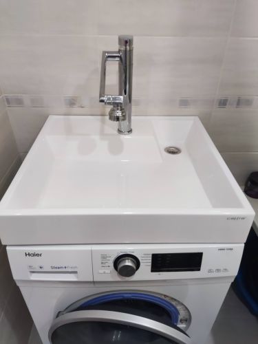 Установлен новый кран на раковину, обеспечивающий надежное функционирование водопровода. Завершены работы по подключению и герметизации соединений, обеспечена эстетика и удобство использования.