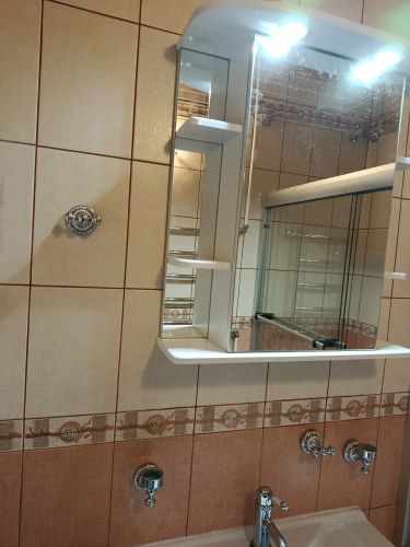 Демонтаж мебели для ванной Монтаж зеркального шкафа с подсветкой